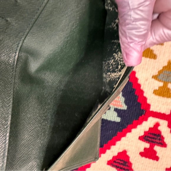 LOUIS VUITTON
Taiga Porte-Chequier Cartes Credit
Wallet - Picture 12 of 12